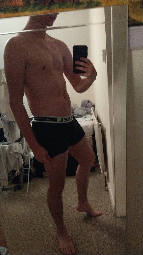 Naken lekkede OnlyFans-bilde av Simon