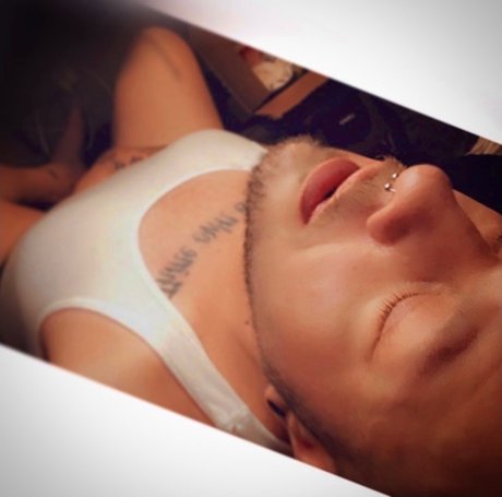 Nahá fotka uniklých OnlyFans od Queer Stoner