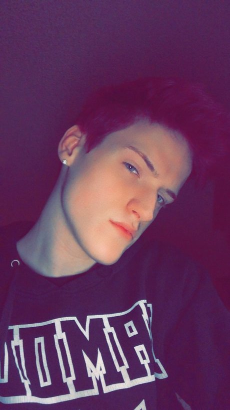 Обнаженная фотография утечки OnlyFans от Dean Edward