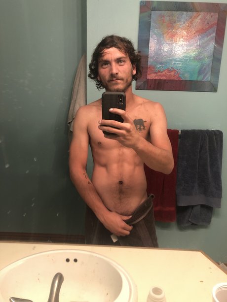 Alasti lekkinud OnlyFans-i pilt Cody V