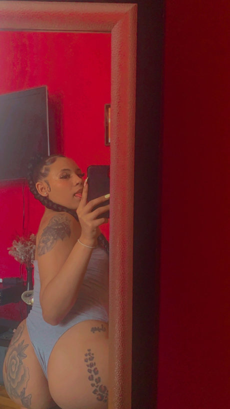 Naakte gelekte OnlyFans-foto van Baddiebaddie