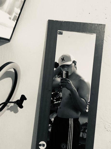 Alasti lekkinud OnlyFans-i pilt Edgar Santos