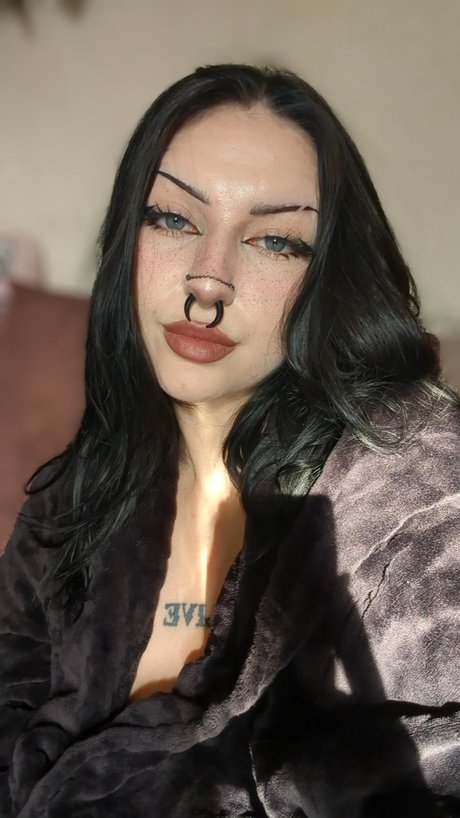 Alaston vuotanut OnlyFans-kuva Flora