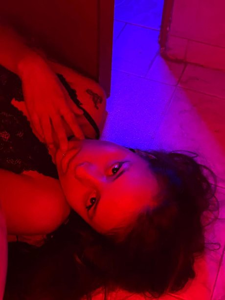 Nahá fotka uniklých OnlyFans od Quendly Guzman
