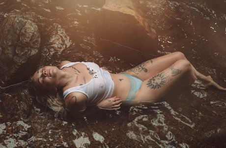 Naken läckt OnlyFans-bild av Faith Long