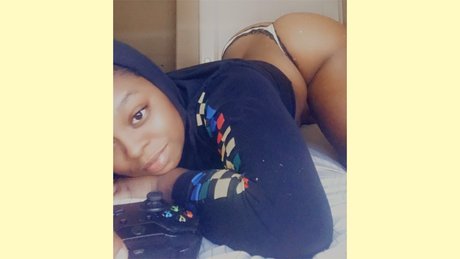 Nacktes geleaktes OnlyFans-Foto von Queencreaamy