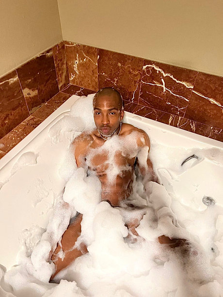 Naken läckt OnlyFans-bild av Donovan Cox