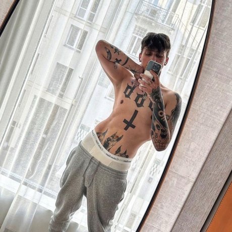 Nahá fotka uniklých OnlyFans od Ralph Iratus Ferre