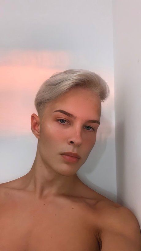 Обнаженная фотография утечки OnlyFans от Divine Blondie