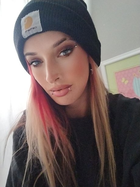 Alasti lekkinud OnlyFans-i pilt Devina Lynn