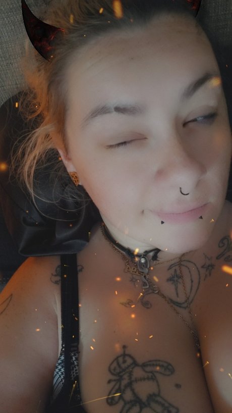 Naken läckt OnlyFans-bild av Raine Moon