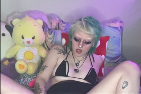 Alaston vuotanut OnlyFans-kuva Bug 
