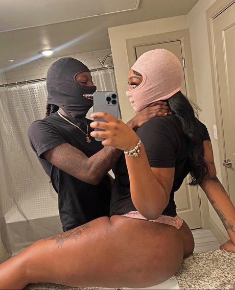 Naken läckt OnlyFans-bild av Money Miyaa