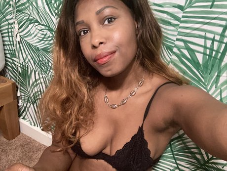 Alaston vuotanut OnlyFans-kuva Brandi