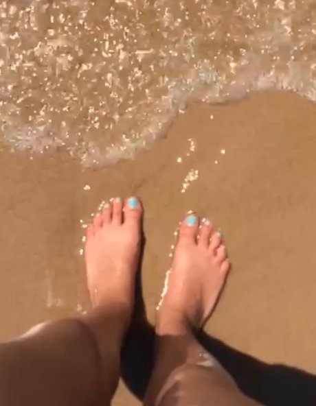 Naken läckt OnlyFans-bild av Feet Of The Earth
