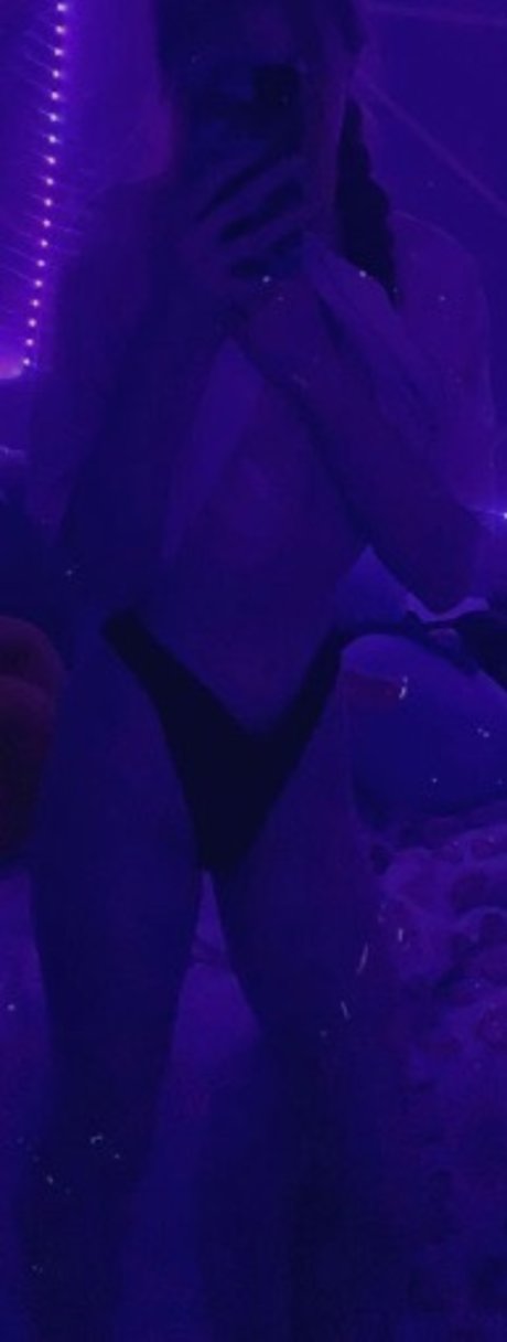 Naakte gelekte OnlyFans-foto van Honeybee
