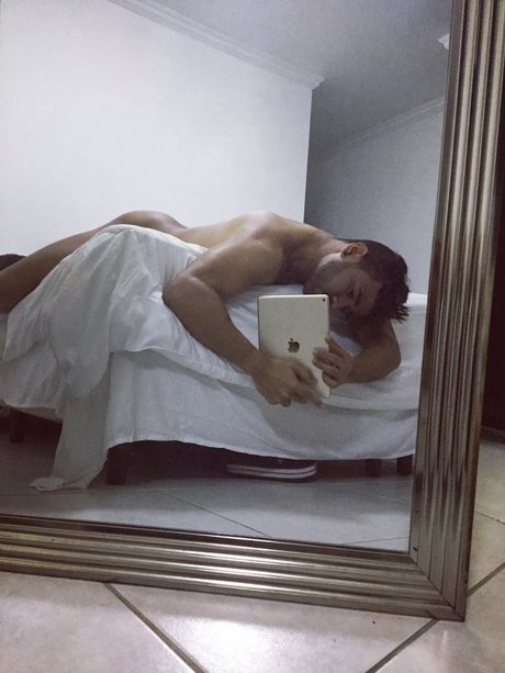 Naken läckt OnlyFans-bild av Ronald Aguilera