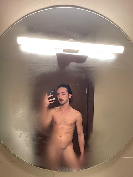 Naken läckt OnlyFans-bild av Romeo  Bottom  Boy In The Mirror