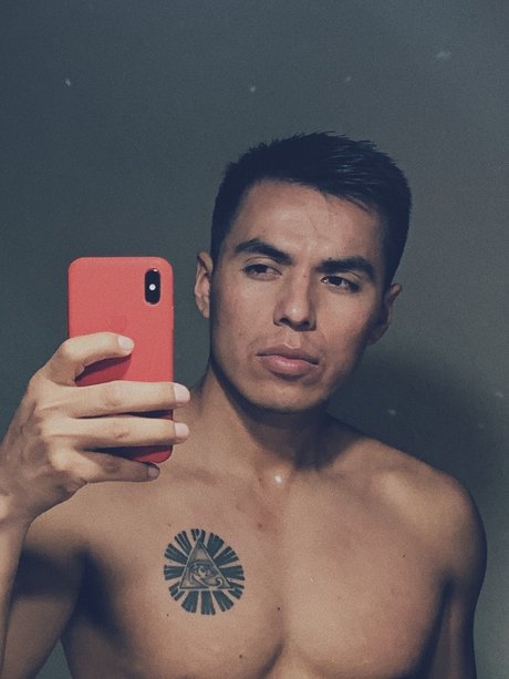 Alaston vuotanut OnlyFans-kuva Romn Alejandro