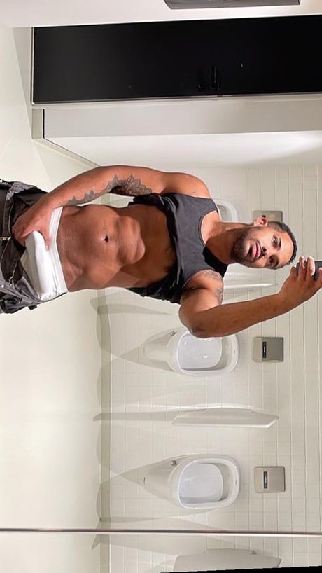 Naken läckt OnlyFans-bild av Rivieverson Flix
