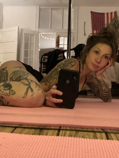 Обнаженная фотография утечки OnlyFans от Lou 