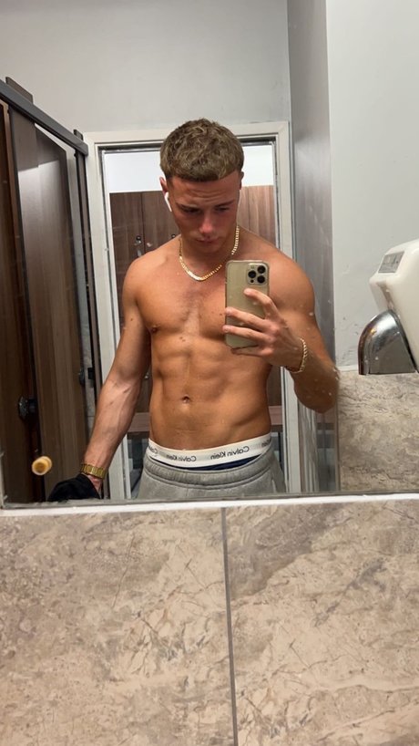 Naakte gelekte OnlyFans-foto van Ryan Snellings