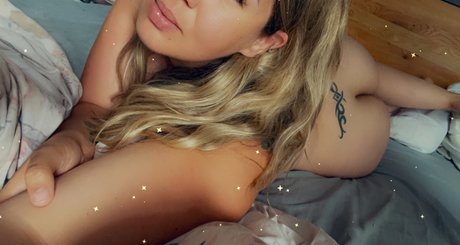 Naken läckt OnlyFans-bild av Rose Rae