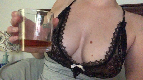 Alaston vuotanut OnlyFans-kuva Rosehotwife