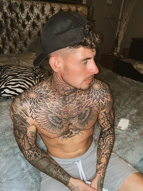 Naakte gelekte OnlyFans-foto van Sam Chaloner