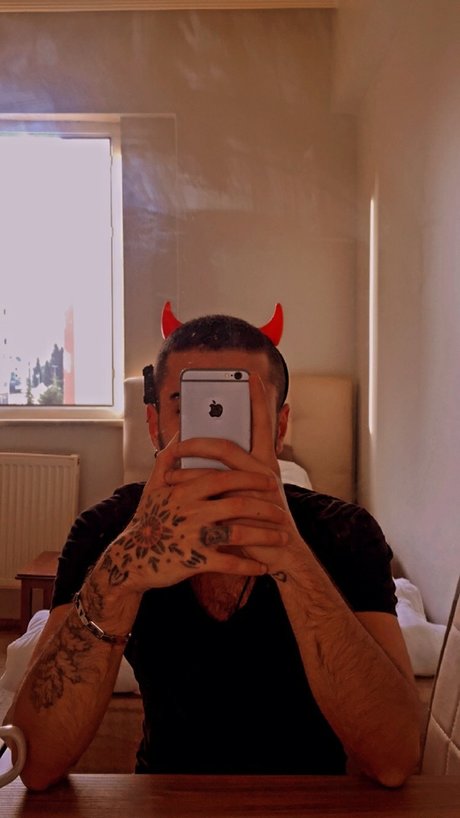 Naken läckt OnlyFans-bild av Ahin