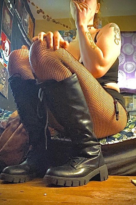 Alasti lekkinud OnlyFans-i pilt Very Sad Human