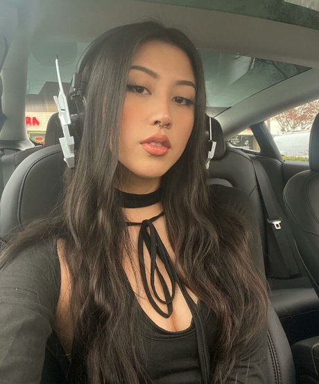 Naakte gelekte OnlyFans-foto van Jubilee Girls