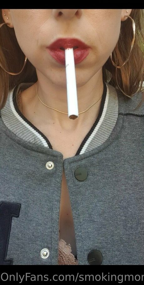 Alaston vuotanut OnlyFans-kuva Smokingmom