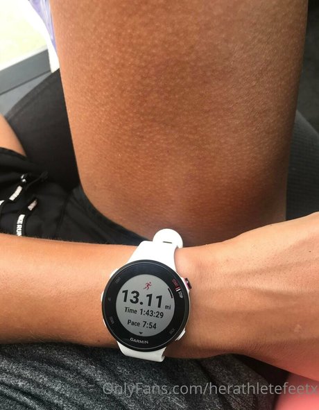 Naken lekkede OnlyFans-bilde av Herathletefeetxo