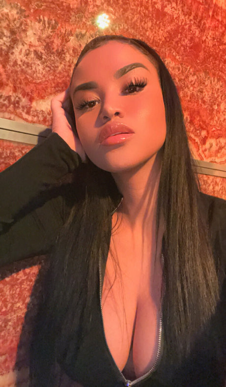 Nahá fotka uniklých OnlyFans od Sheismichaela
