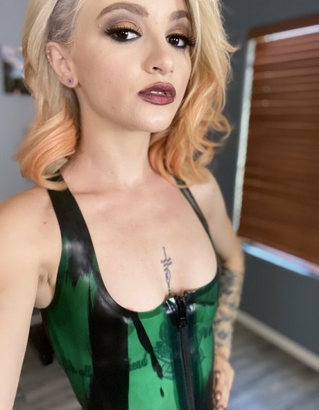 Alasti lekkinud OnlyFans-i pilt Lola Fae