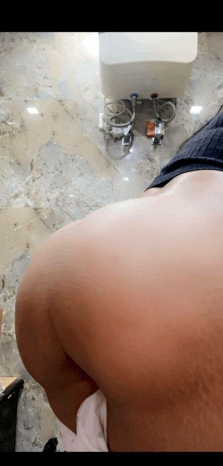 Naken lekkede OnlyFans-bilde av Yajna Seni