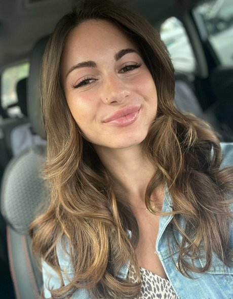 Nahá fotka uniklých OnlyFans od Lucy Cloud