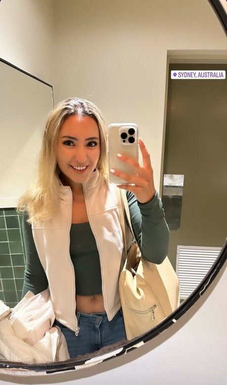 Nøgent lækket OnlyFans-billede af Selina Amini