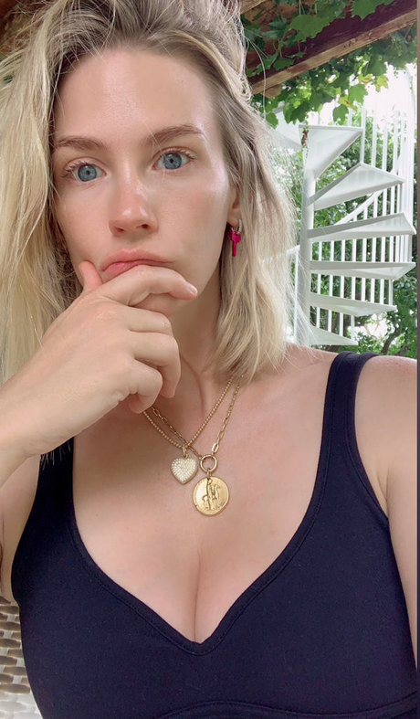 Naken lekkede OnlyFans-bilde av January Jones