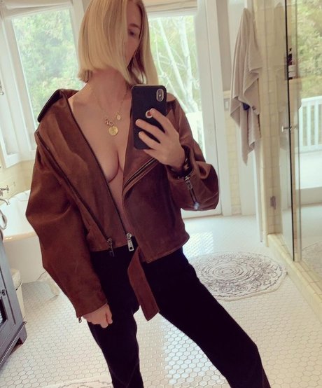 Nahá fotka uniklých OnlyFans od January Jones