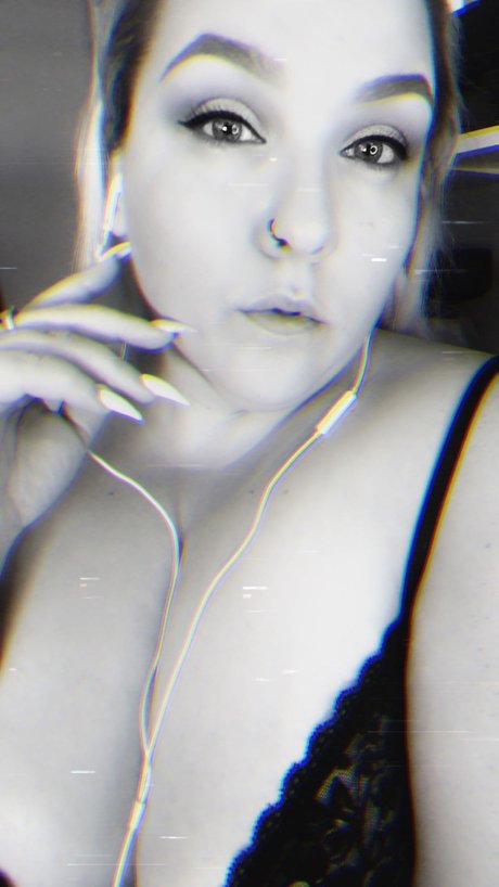 Naken läckt OnlyFans-bild av Sativa Siren