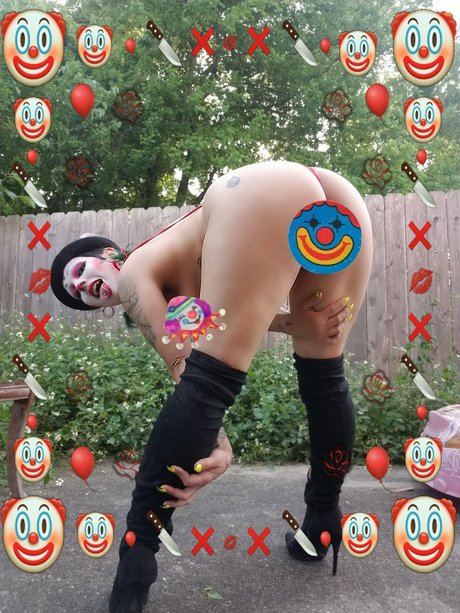Naken läckt OnlyFans-bild av Goth Clowne Extraordinaire 
