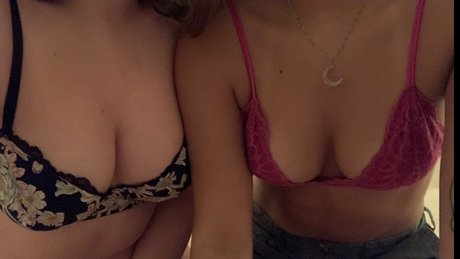 Naken läckt OnlyFans-bild av Yessica And Sara