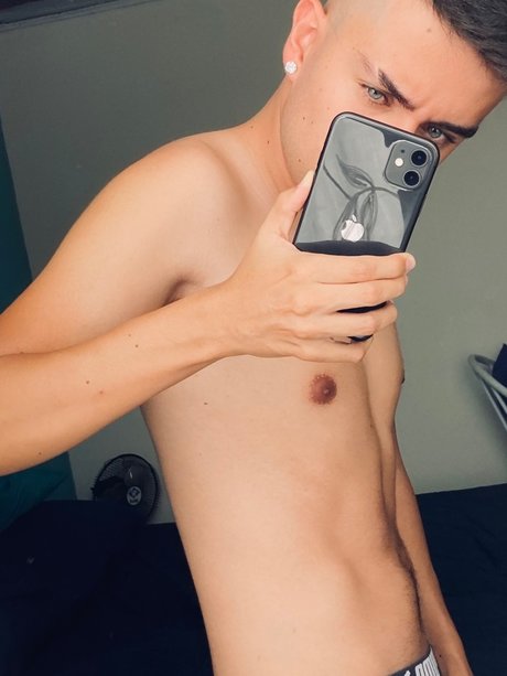 Naken läckt OnlyFans-bild av Santiago