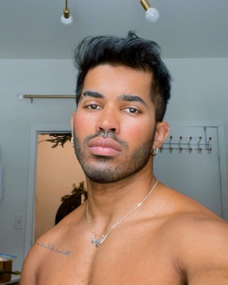 Naken lekkede OnlyFans-bilde av Sandro Saints