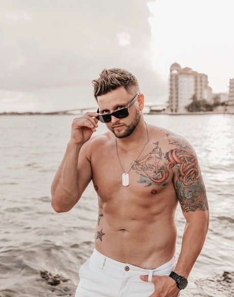 Foto nua vazada do OnlyFans de Guynextdoor