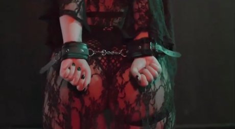 Naakte gelekte OnlyFans-foto van Emily Kay