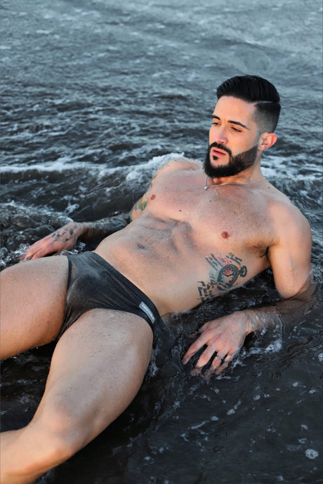 Nahá fotka uniklých OnlyFans od Saul Model