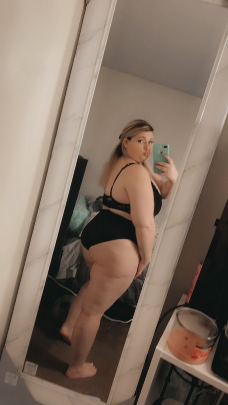 Naakte gelekte OnlyFans-foto van Tarina
